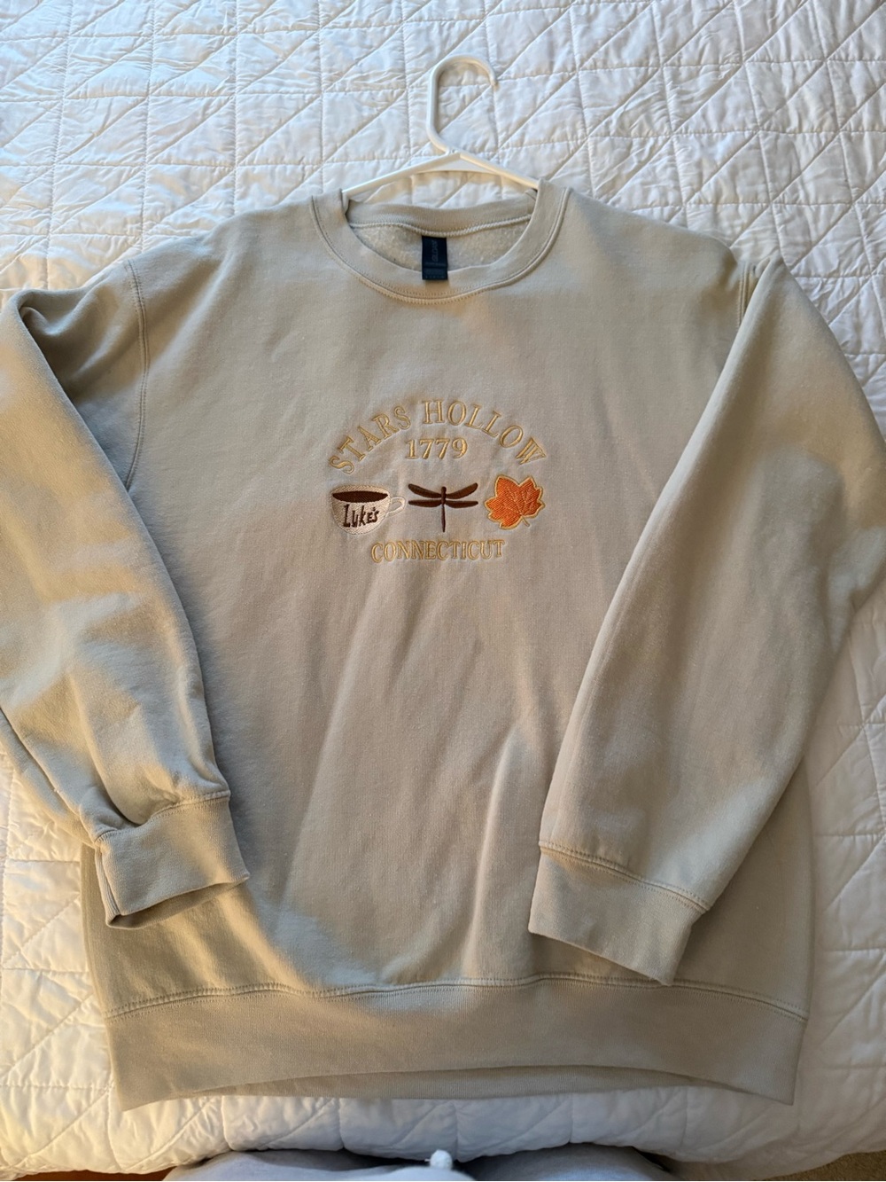 Gildan Beige Crewneck Sweatshirt with Embroidered Stars Hollow 1779